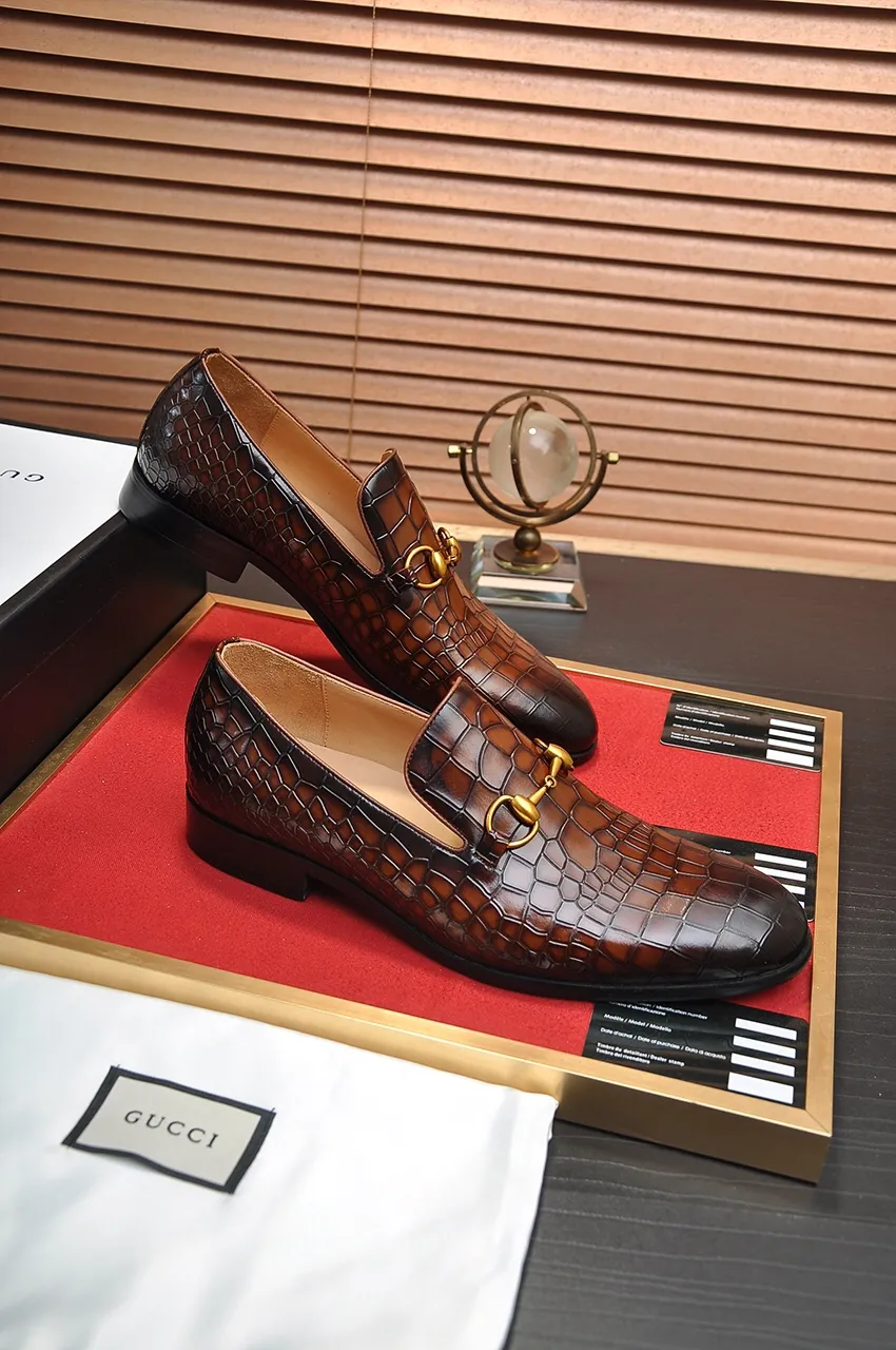 Men's shoes💰560💶Italy's top luxury men's shoe giant (GUCCI) (Gucci) (full cowhide lining) new arrival🍃Original European style🔰 Pleasant to the eye😍In order to make the shoes more durable and non-deformable🌀The production continues to follow traditional methods but there is still no lack of innovation💪Choose original sheepskin for the leather♻️ Smooth and natural And extra bright ⭐Made of imported cowhide, the first choice of rich people 38-45 (45 customized)